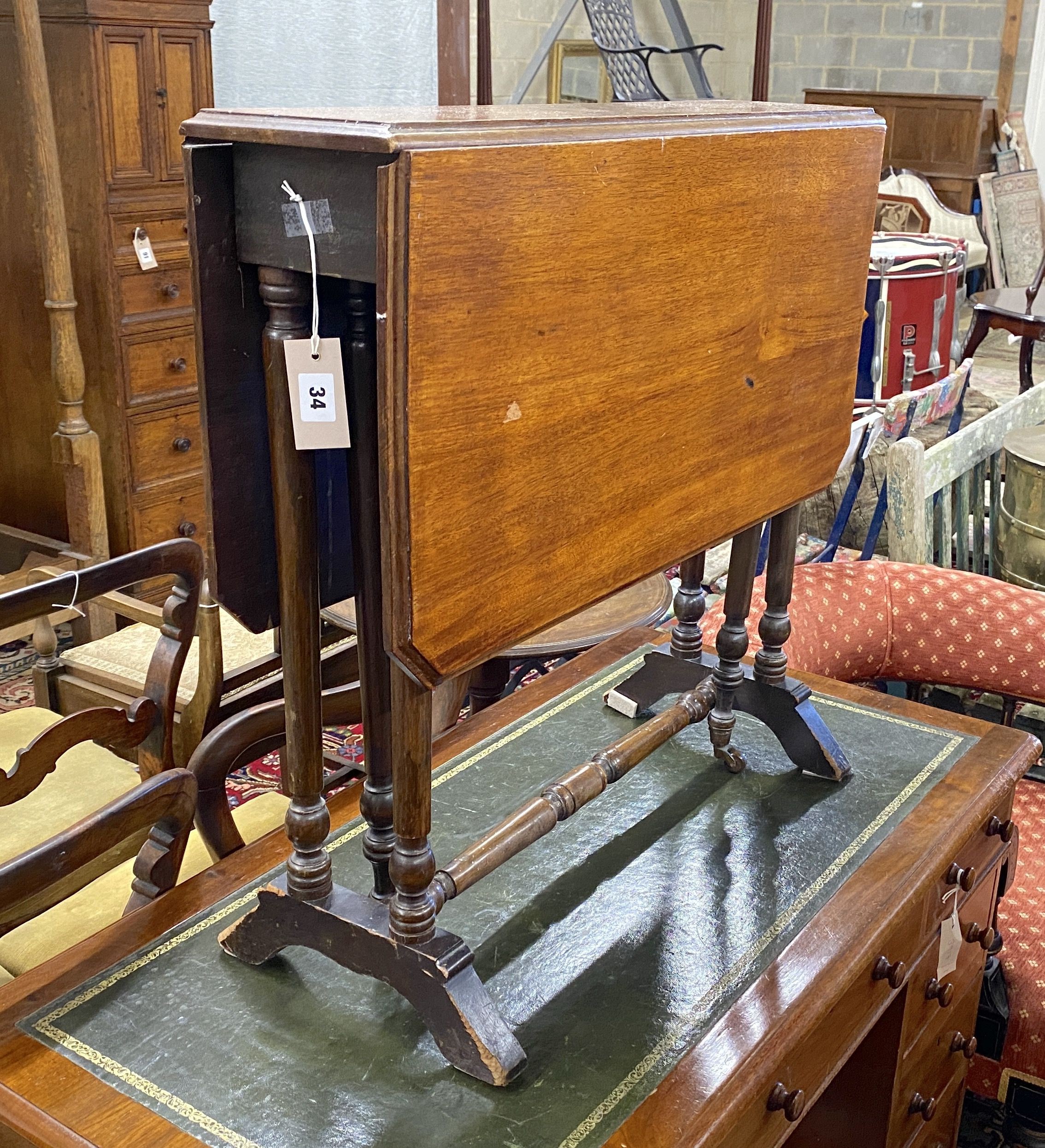 An Edwardian mahogany Sutherland table, width 68cm, depth 18cm, height 65cm